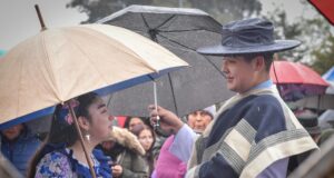 La lluvia “encendió” la Cuecada Más Larga al reunir a miles de bailarines en Costanera de Villarrica
