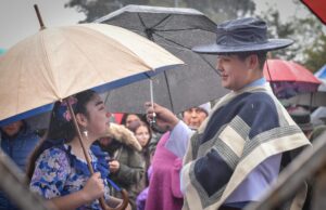 La lluvia “encendió” la Cuecada Más Larga al reunir a miles de bailarines en Costanera de Villarrica
