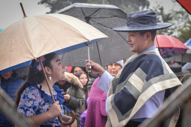 La lluvia “encendió” la Cuecada Más Larga al reunir a miles de bailarines en Costanera de Villarrica