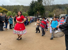 Estudiantes de la Escuela Reserva Forestal Mahuidanche protagonizan primer acto cívico y desfile de Fiestas Patrias en Pitrufquén