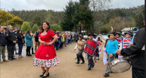 Estudiantes de la Escuela Reserva Forestal Mahuidanche protagonizan primer acto cívico y desfile de Fiestas Patrias en Pitrufquén