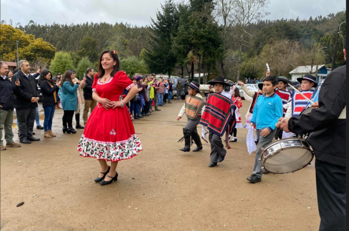 Estudiantes de la Escuela Reserva Forestal Mahuidanche protagonizan primer acto cívico y desfile de Fiestas Patrias en Pitrufquén