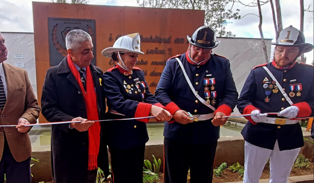 Primera Compañía del cuerpo de Bomberos de Pitrufquén inaugura memorial en cementerio general