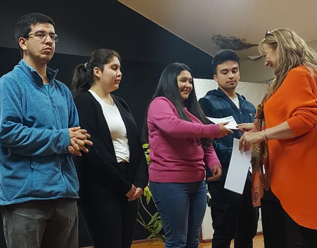 Municipio de Pitrufquén entregó becas de pasajes a 60 estudiantes de alto rendimiento