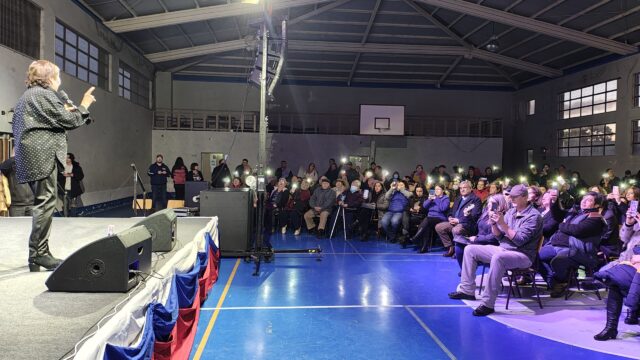 Freire celebra «chao agosto y bienvenidas fiestas patrias» con un evento lleno de nostalgia y alegría