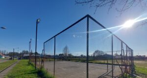 Anuncian mejoramiento de multicancha del sector el alto de Pitrufquén