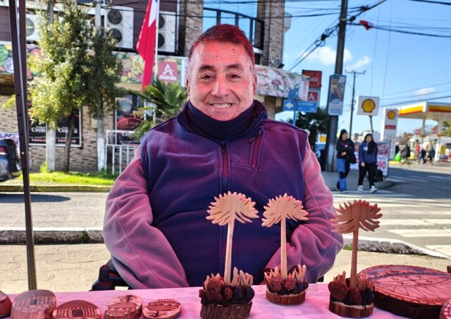 Desde Freire, Ricardo Carvajal transforma desafíos en arte a través de su artesanía en madera