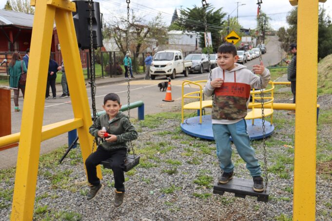 Con trabajo de vecinos voluntarios, inauguran nueva plaza con juegos infantiles en villa Dagoberto Cid de Gorbea