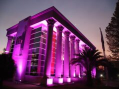 La Universidad Autónoma se une a la lucha contra el cáncer de mama iluminando su edificio principal de rosa