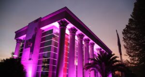 La Universidad Autónoma se une a la lucha contra el cáncer de mama iluminando su edificio principal de rosa