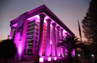 La Universidad Autónoma se une a la lucha contra el cáncer de mama iluminando su edificio principal de rosa