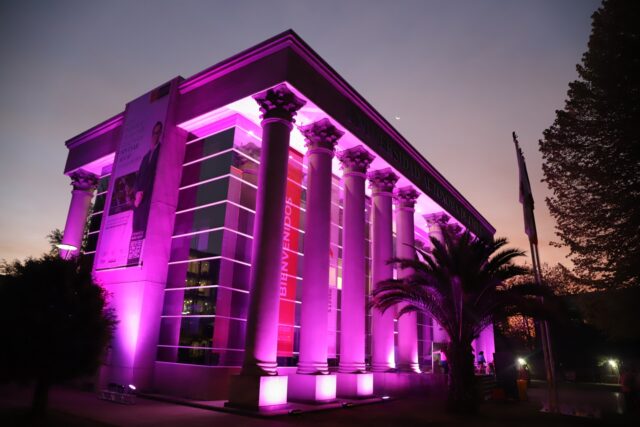 La Universidad Autónoma se une a la lucha contra el cáncer de mama iluminando su edificio principal de rosa
