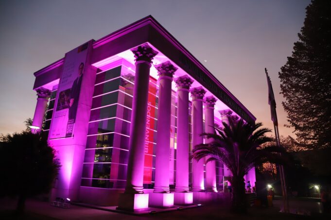La Universidad Autónoma se une a la lucha contra el cáncer de mama iluminando su edificio principal de rosa
