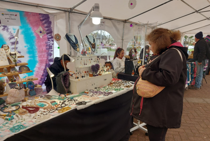 Inauguran Expo Arte en la plaza de Armas de Pitrufquén: Exposición estará hasta el sábado 12 de octubre