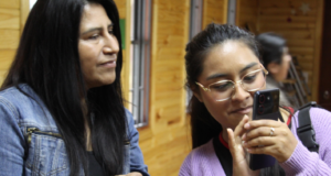 Mujeres Cuidadoras acceden a teléfonos móviles gracias al Fondo de Igualdad