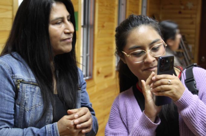 Mujeres Cuidadoras acceden a teléfonos móviles gracias al Fondo de Igualdad