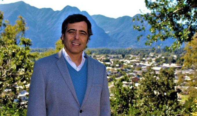 Sebastián Álvarez lidera las preferencias en Pucón y se consolida como el mejor candidato a la alcaldía