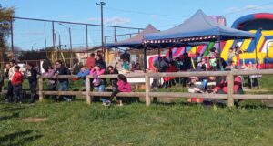 Entretenida celebración familiar del 18 Chico en Pitrufquén: yincana y corrida infantil sorprenden a los vecinos del sector “El alto”