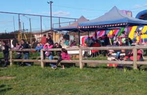 Entretenida celebración familiar del 18 Chico en Pitrufquén: yincana y corrida infantil sorprenden a los vecinos del sector “El alto”