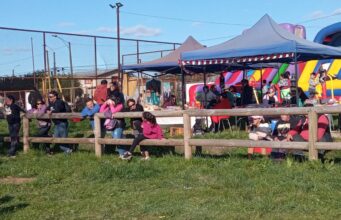 Entretenida celebración familiar del 18 Chico en Pitrufquén: yincana y corrida infantil sorprenden a los vecinos del sector “El alto”