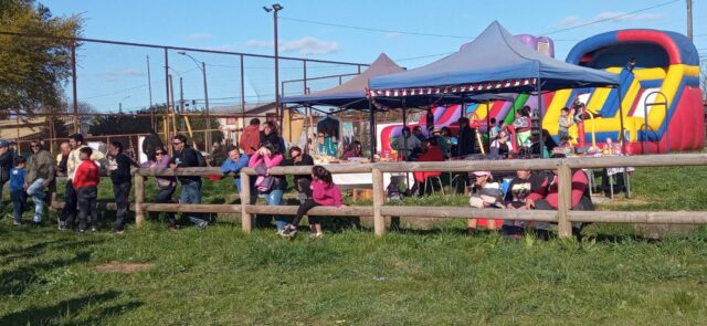 Entretenida celebración familiar del 18 Chico en Pitrufquén: yincana y corrida infantil sorprenden a los vecinos del sector “El alto”