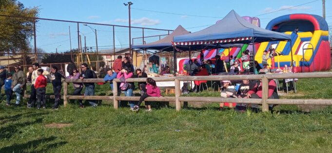 Entretenida celebración familiar del 18 Chico en Pitrufquén: yincana y corrida infantil sorprenden a los vecinos del sector “El alto”