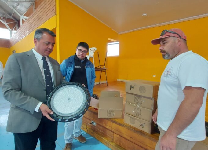 Cambian sistema de luminarias en los recintos Gimnasio Municipal y Gimnasio Ultraestación de Pitrufquén