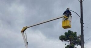 Con inversión municipal cambian el alumbrado público en la localidad de Comuy en la comuna de Pitrufquén