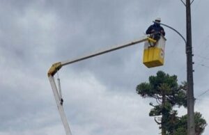 Con inversión municipal cambian el alumbrado público en la localidad de Comuy en la comuna de Pitrufquén