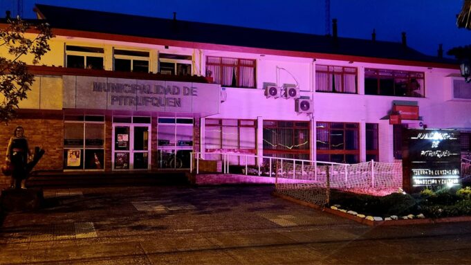 Municipio de Pitrufquén se tiñe de rosado por tercer año consecutivo por el “Mes de concientización sobre el Cáncer de Mama”
