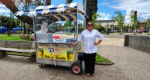 Jessica Mora Lagos celebra 12 años de su icónico carrito de mote con huesillos «La Tía Jessy» en Pitrufquén