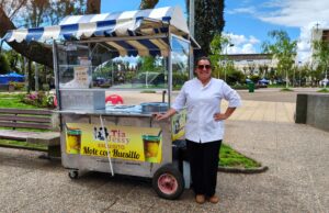 Jessica Mora Lagos celebra 12 años de su icónico carrito de mote con huesillos «La Tía Jessy» en Pitrufquén