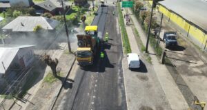Inician trabajos de asfalto de la Calle Camino Toltén en Pitrufquén: demanda que por años levantaron los habitantes del sector