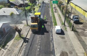Inician trabajos de asfalto de la Calle Camino Toltén en Pitrufquén: demanda que por años levantaron los habitantes del sector