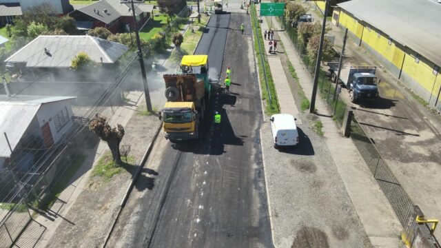 Inician trabajos de asfalto de la Calle Camino Toltén en Pitrufquén: demanda que por años levantaron los habitantes del sector