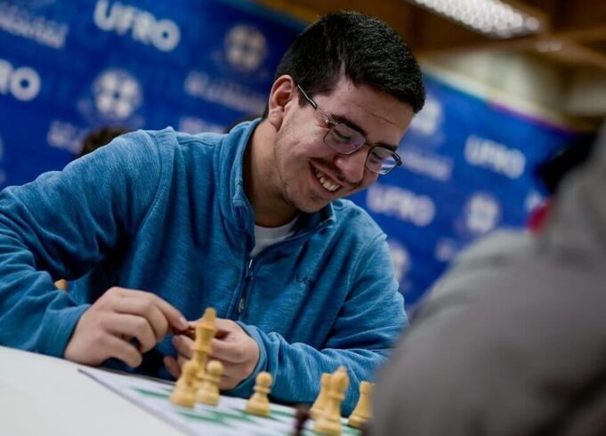 Erwin Vecchi, compitiendo en lo alto y enseñando ajedrez con pasión en Pitrufquén
