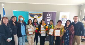 Mujeres de Pitrufquén reciben capacitación en diseño y confección de telares mapuche