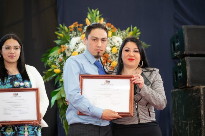 Estudiantes del Liceo Bicentenario Andrés Antonio Gorbea recibieron su título de nivel medio