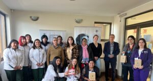 Estudiantes de Santo Tomás Temuco realizan charla sobre salud oral y cuidados especiales de prótesis en Padre Las Casas
