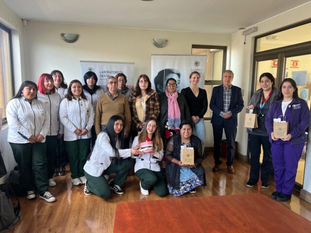 Estudiantes de Santo Tomás Temuco realizan charla sobre salud oral y cuidados especiales de prótesis en Padre Las Casas