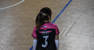 Con determinación y pasión, Catalina Alvarado brilla en el voleibol jugando en el club Fénix de Pitrufquén