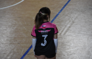 Con determinación y pasión, Catalina Alvarado brilla en el voleibol jugando en el club Fénix de Pitrufquén