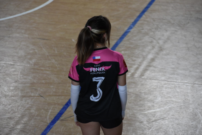 Con determinación y pasión, Catalina Alvarado brilla en el voleibol jugando en el club Fénix de Pitrufquén