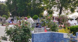 Familias se reúnen en cementerios de Freire, Pitrufquén y Gorbea para recordar a sus seres queridos en el día de Todos los Santos