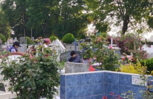 Familias se reúnen en cementerios de Freire, Pitrufquén y Gorbea para recordar a sus seres queridos en el día de Todos los Santos