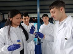 Estudiantes del Liceo Bicentenario de Excelencia Monseñor Guillermo Hartl Presentan Innovadores Proyectos Feria Científica