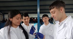 Estudiantes del Liceo Bicentenario de Excelencia Monseñor Guillermo Hartl Presentan Innovadores Proyectos Feria Científica