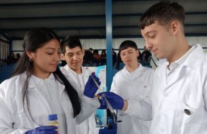 Estudiantes del Liceo Bicentenario de Excelencia Monseñor Guillermo Hartl Presentan Innovadores Proyectos Feria Científica