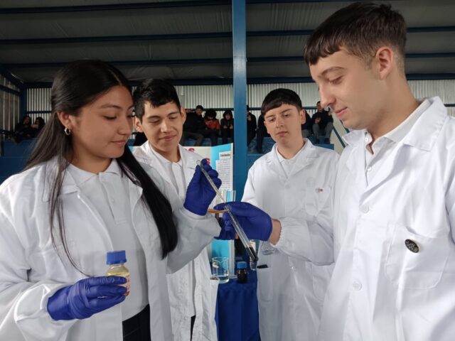 Estudiantes del Liceo Bicentenario de Excelencia Monseñor Guillermo Hartl Presentan Innovadores Proyectos Feria Científica