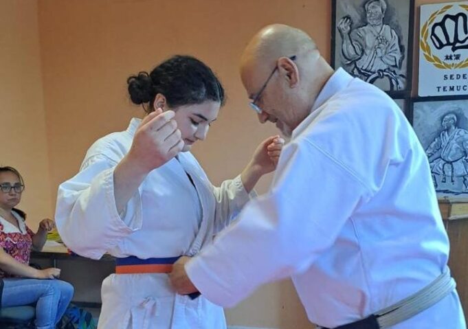 Fernanda González Campos: de bailarina de ballet a karateca representando a su escuela de artes marciales de la comuna de Freire